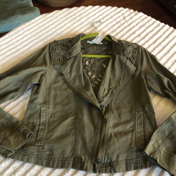 light weight army green jacket with cutouts in the back Linnen and cotton blend. - Picture 2 of 6